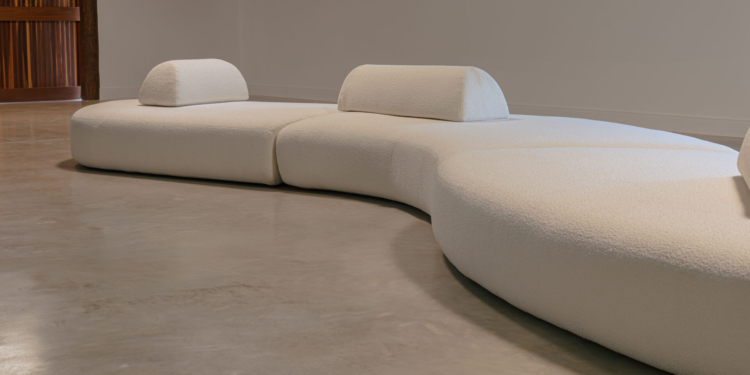 +55design apresenta sofá ‘Simples Assim’ com módulos inteligentes e curvas elegantes