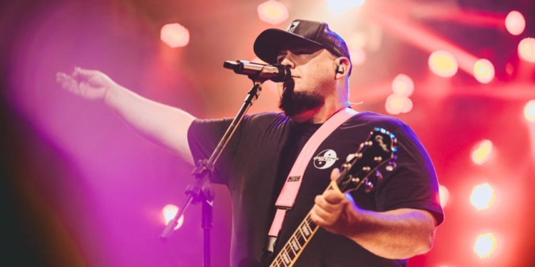 Ex-Raimundos, Digão, leva nostalgia e rock de Brasília ao palco do Floor