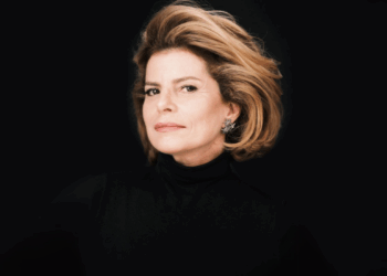 Débora Bloch mostra visual como Odete Roitman pela primeira vez