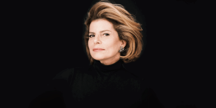 Débora Bloch mostra visual como Odete Roitman pela primeira vez