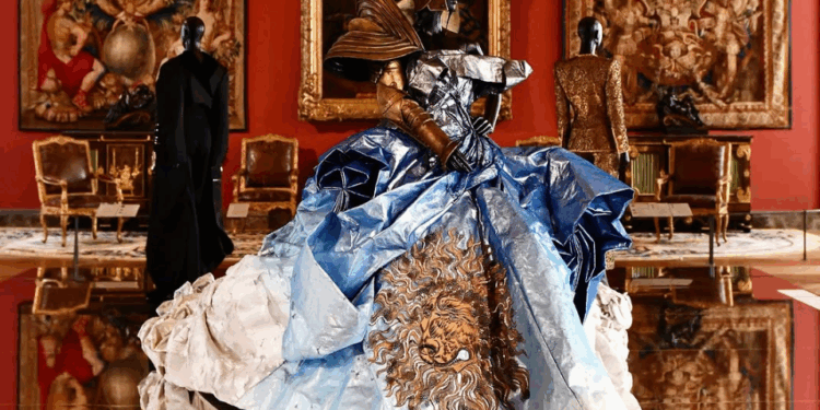 Estreia a primeira exposição de moda no Museu do Louvre