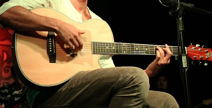 Floor encerra janeiro com banda Salve Jorge e Projeto Criolina