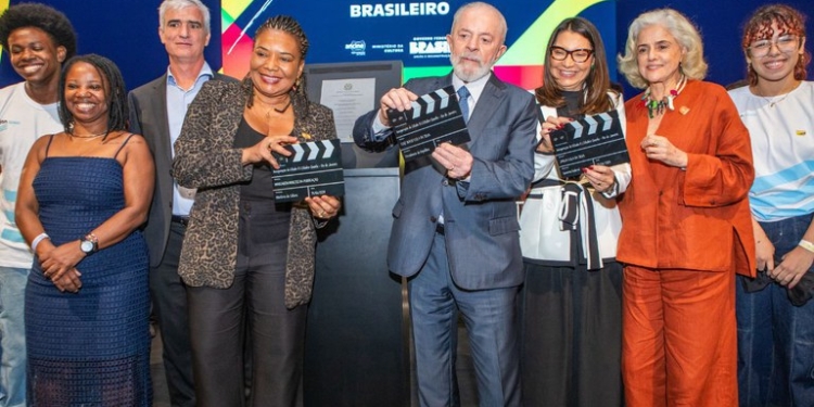 Ministra da Cultura, Margareth Menezes, escreve artigo elogiando o cinema brasileiro