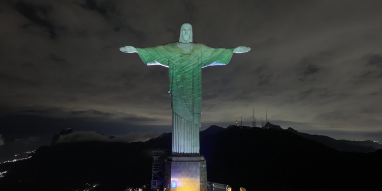 Cristo Redentor se transformou em um farol para a defesa global do clima em consonância com o Jubileu 2025 do Vaticano