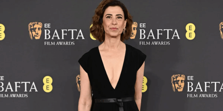 Fernanda Torres usa Dior alta-costura no BAFTA 2025 em Londres
