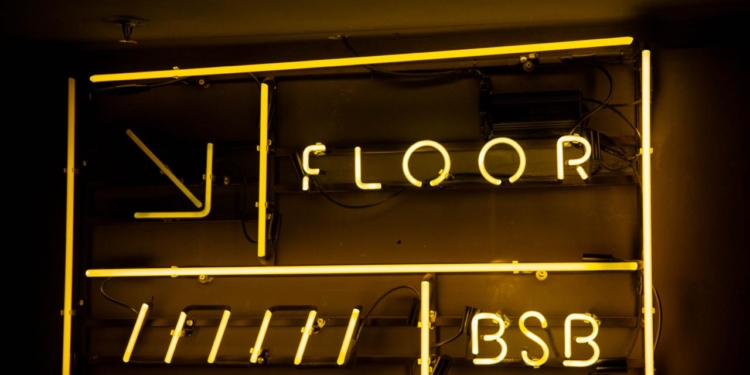 Floor encerra temporada em Brasília com show de Adriana Samartini