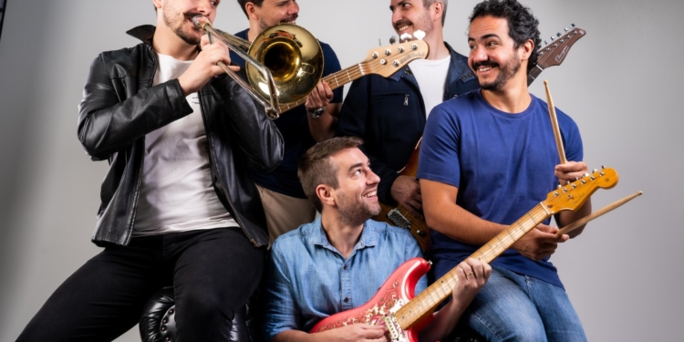 Folia roqueira no UK Music Hall: Segundo Tempo leva pop e samba-rock ao Carnaval