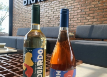 Vinícola Brasília e Bloco Eduardo & Mônica lançam vinhos exclusivos para o Carnaval de 2025