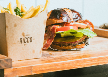 Ricco Burger inaugura loja no Noroeste com menu exclusivo e ação social