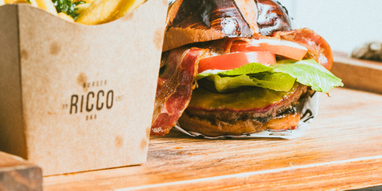 Ricco Burger inaugura loja no Noroeste com menu exclusivo e ação social
