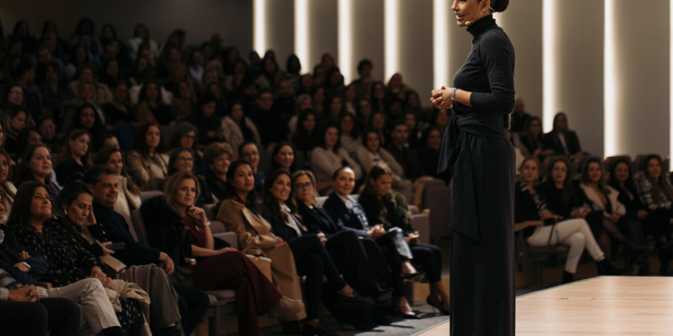 Cíntia Chagas apresenta a palestra Chique, Chiquíssima no Centro de Convenções Ulysses