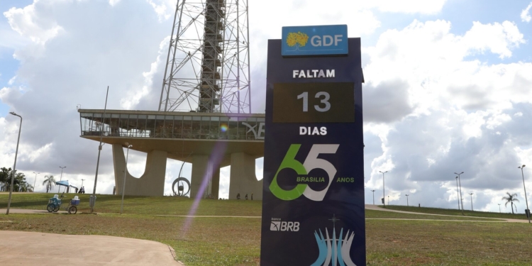 Contagem regressiva: Totens para os 65 anos de Brasília chamam a atenção da população nas ruas