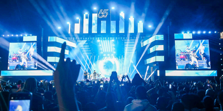 Brasília comemora 65 anos na virada da noite com queima de fogos ao som de Mari Fernandez