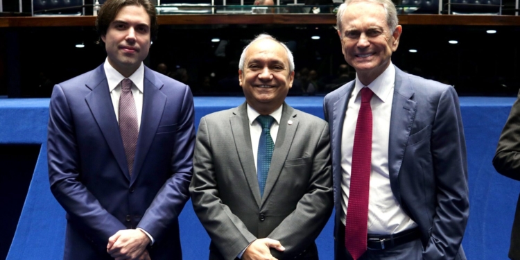 Presidente do Sindjus marca presença em sessão solene no Senado pelos 65 anos de Brasília