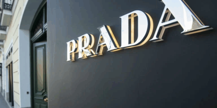 Prada compra Versace por US$ 1,4 bilhão e forma um gigante do luxo italiano
