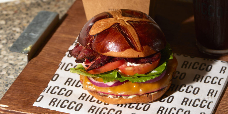 Dia do Hambúrguer movimenta restaurantes especializados com ações promocionais e novidades no cardápio