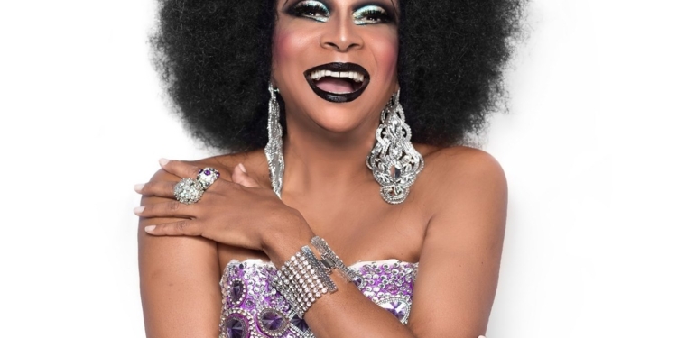 Silvetty Montilla é atração do Comédia Drag no Teatro Nacional