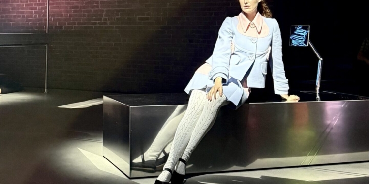 Modelo brasiliense Elaine Neves estrela desfile e presentation da Miu Miu em Nova York