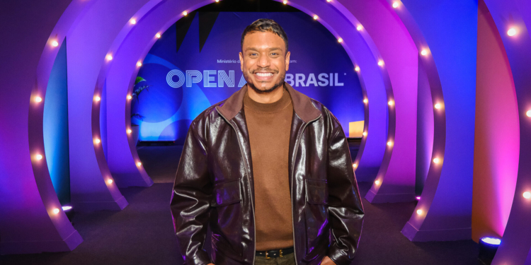 Anderson Oliveira transforma a cena cultural como um dos maiores Relações Públicas preto do país