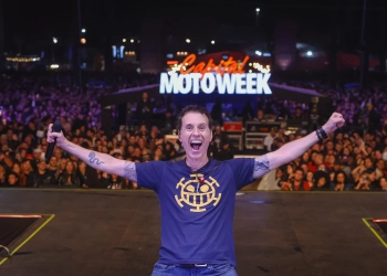 Capital Inicial levanta público com 25 anos do Acústico MTV no Capital Moto Week