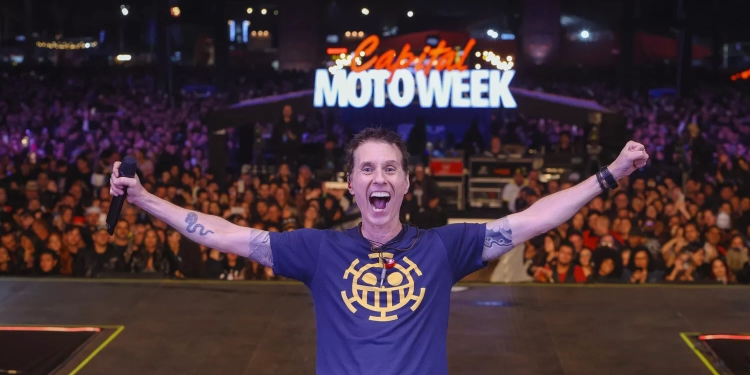 Capital Inicial levanta público com 25 anos do Acústico MTV no Capital Moto Week