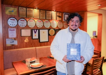 Noite de autógrafos no Taypá: Chef Marco Espinoza lança o livro ‘Manual do Ceviche’