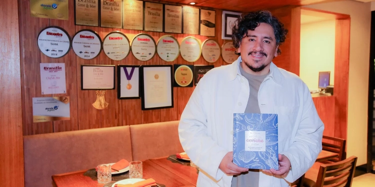 Noite de autógrafos no Taypá: Chef Marco Espinoza lança o livro ‘Manual do Ceviche’