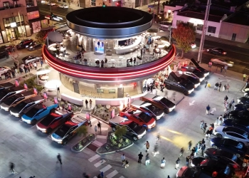 Elon Musk inaugura seu primeiro diner em Hollywood com cinema drive-in e arquitetura retrô-futurista