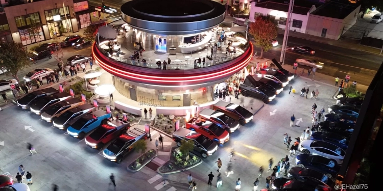 Elon Musk inaugura seu primeiro diner em Hollywood com cinema drive-in e arquitetura retrô-futurista