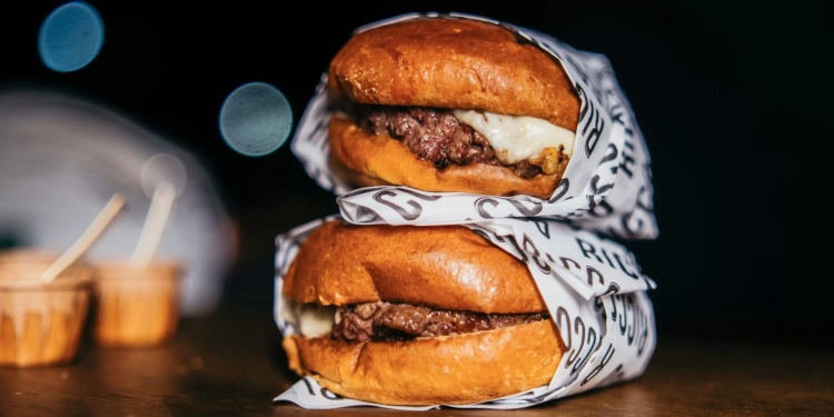 Ricco Burger celebra aniversário e arrecada mais de R$40 mil em ação social