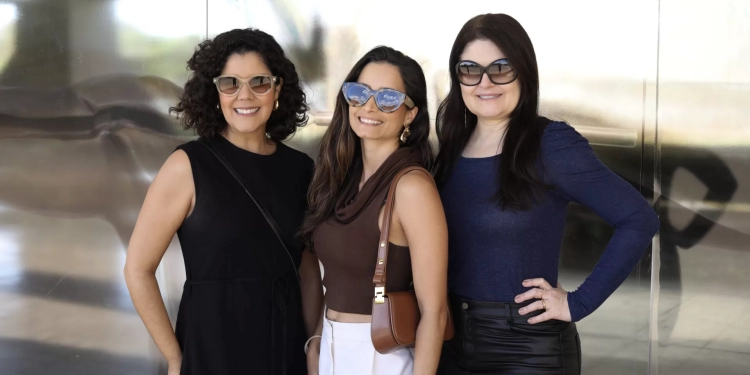 Arquitetos e designers de interiores do Casapark Prime visitam mostra do escultor Flávio Cerqueira