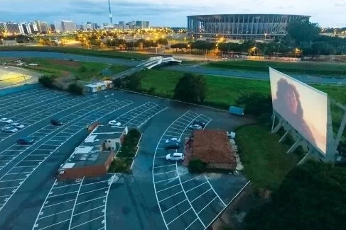 É neste sábado: festa A Volta aos Anos 80 comemora 30 anos com edição épica no Cine Drive-in de Brasília