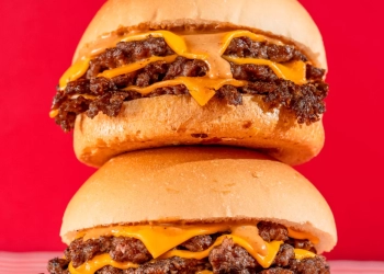 Foster’s Burger abre quinta unidade e leva nostalgia dos anos 90 para a Asa Norte