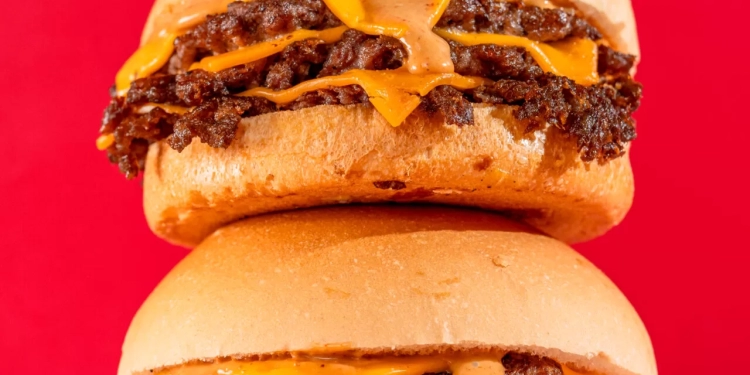 Foster’s Burger abre quinta unidade e leva nostalgia dos anos 90 para a Asa Norte