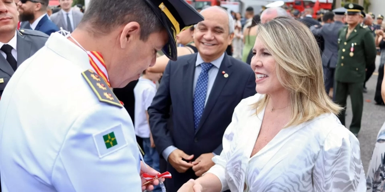 Diretora do Sindjus é homenageada pelo Corpo de Bombeiros do DF com a Medalha Dom Pedro II