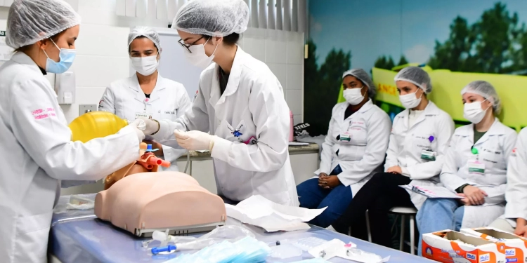Universidade Católica de Brasília e Grupo Santa lançam pós em Enfermagem em áreas críticas da saúde