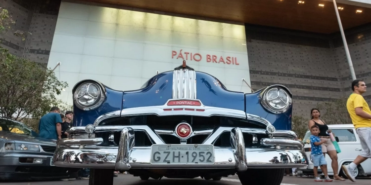 Encontro de Gerações no Pátio Brasil com carros clássicos superesportivos e área kids