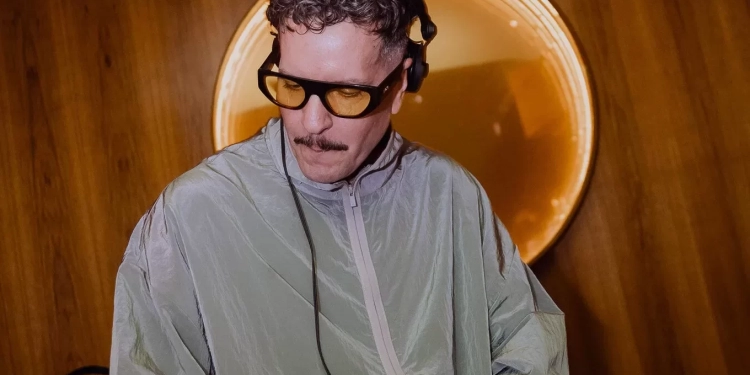 Encontro de Gerações no Pátio Brasil com carros clássicos superesportivos e área kids