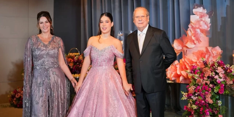 Debut glamouroso de Maria Antônia, filha do ex-ministro a José Dirceu, reúne sociedade brasiliense no Ünique Palace