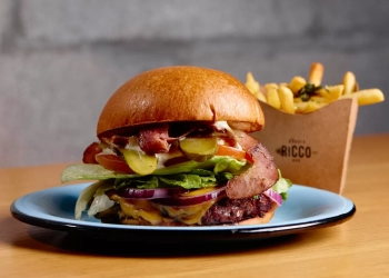 Inauguração do Ricco Burguer em Águas Claras é marcada por chegada de hambúrger exclusivo