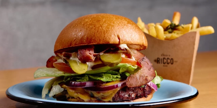 Inauguração do Ricco Burguer em Águas Claras é marcada por chegada de hambúrger exclusivo