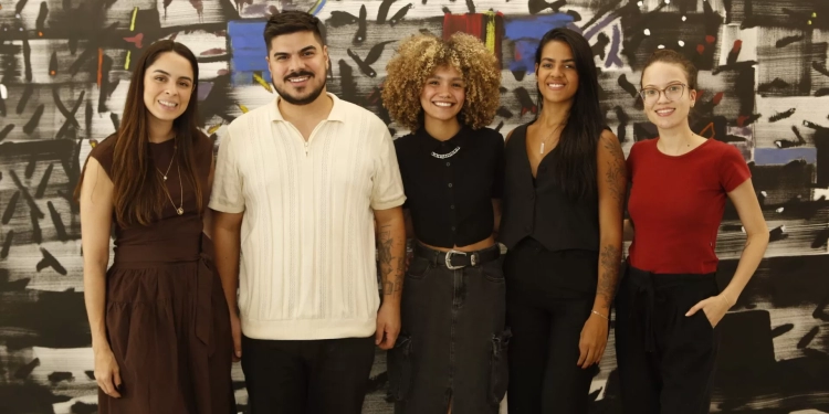 Casapark Prime celebra 25 anos com visita à obra de Siron Franco na Cerrado Cultural