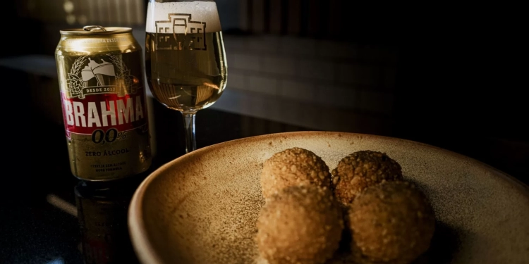 Cerveja zero também harmoniza: especialistas revelam combinações ideais para pratos sofisticados