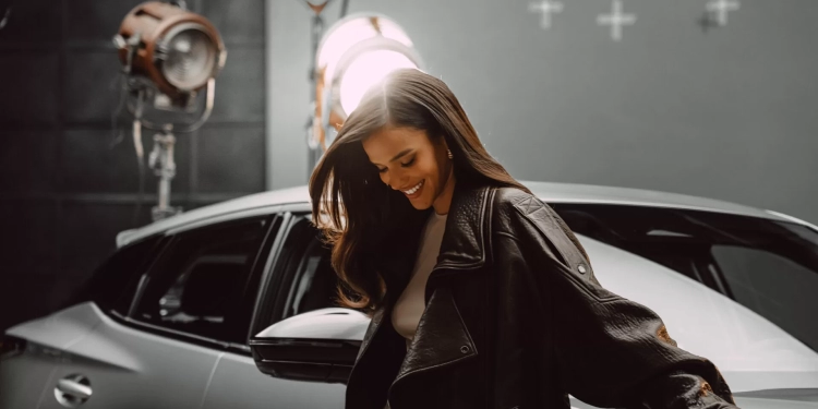 Bruna Marquezine estrela campanha da Omoda e apresenta os novos super-híbridos Omoda 5 e Omoda 7