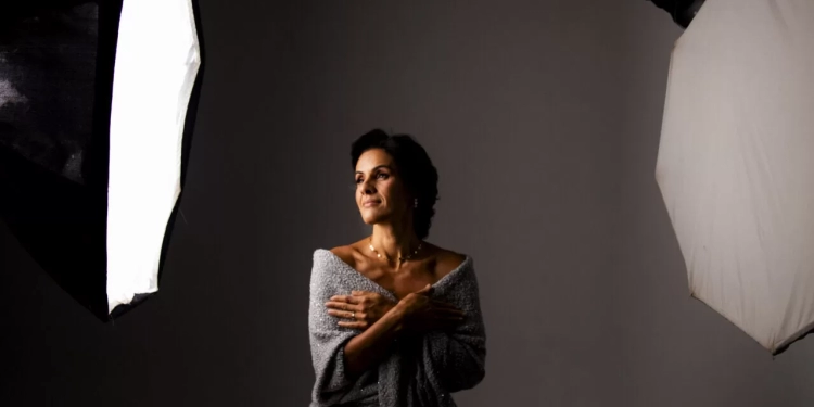 Exposição Prefácio de Tainá Frota celebra coragem e prevenção no Outubro Rosa