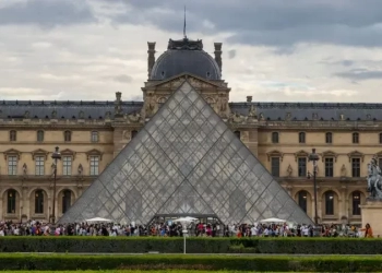 Roubo em Paris: criminosos levam oito joias pertencentes a Coroa Francesa no Museu do Louvre