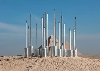 Arte baiana ganha o deserto: Tidelli e Ana Ferrari levam instalação sonora às Pirâmides do Egito