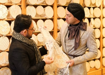 Fernando Peixoto e Patrick Noronha vivem imersão em Paris e exploram o berço da alta costura