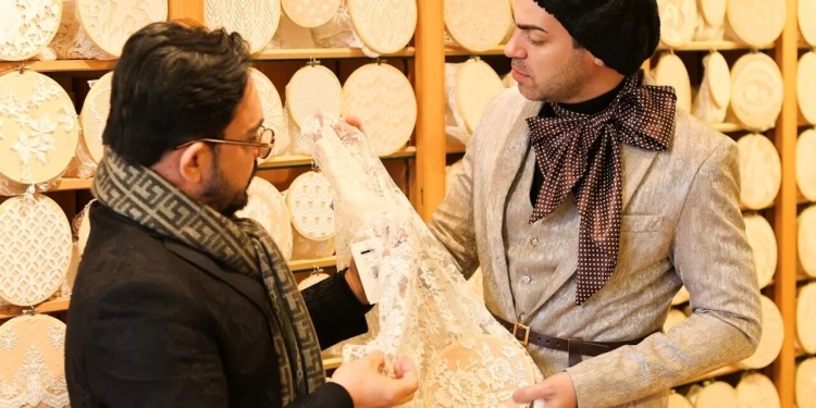 Fernando Peixoto e Patrick Noronha vivem imersão em Paris e exploram o berço da alta costura