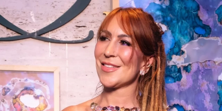 Vania Ladeira celebra 16 anos da marca com o lançamento iluminado da coleção Aquária